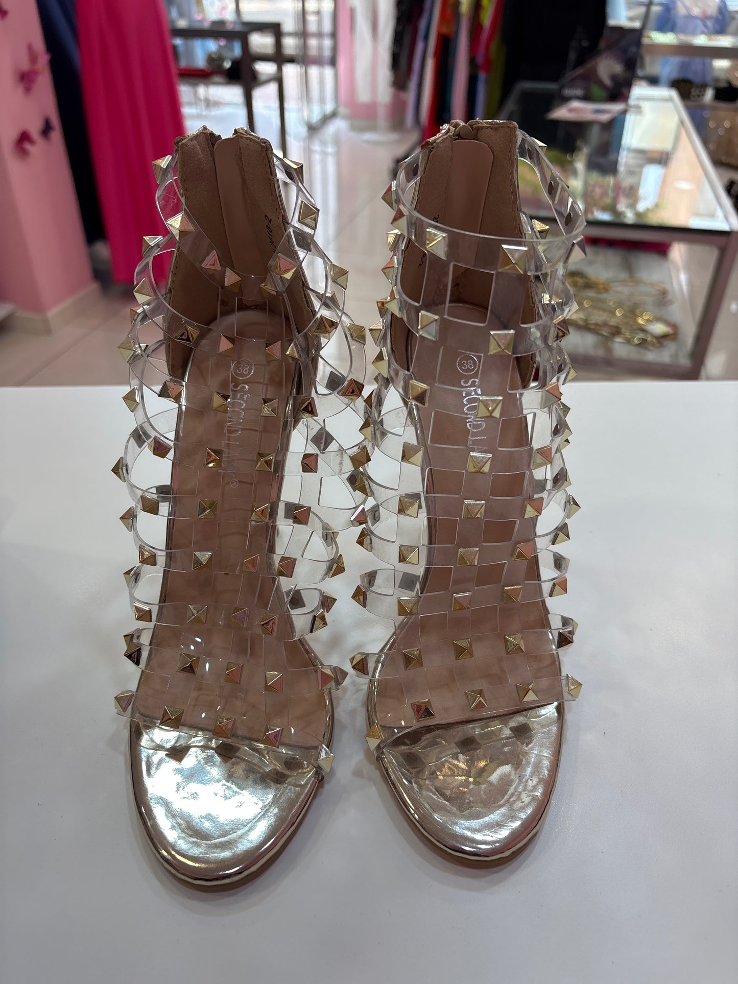 Scarpa trasparente con borchie